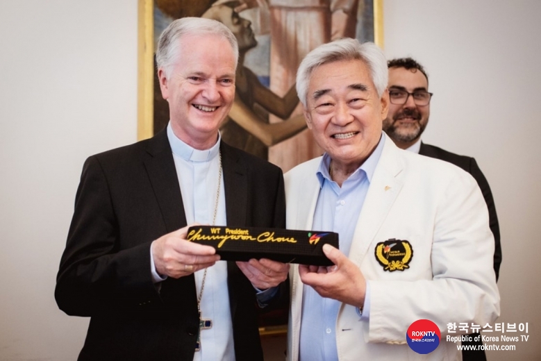 기사 2022.06.05.(일) 4-1 (사진) World Taekwondo President visits Taekwondo athletes at Pontifical Council of Culture of the Vatican.jpg