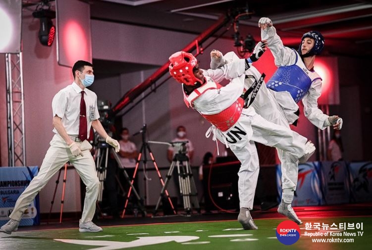 기사 2021.04.19.(월) 1-1 (사진) Teenagers take gold on opening day of European Taekwondo Championships.JPG