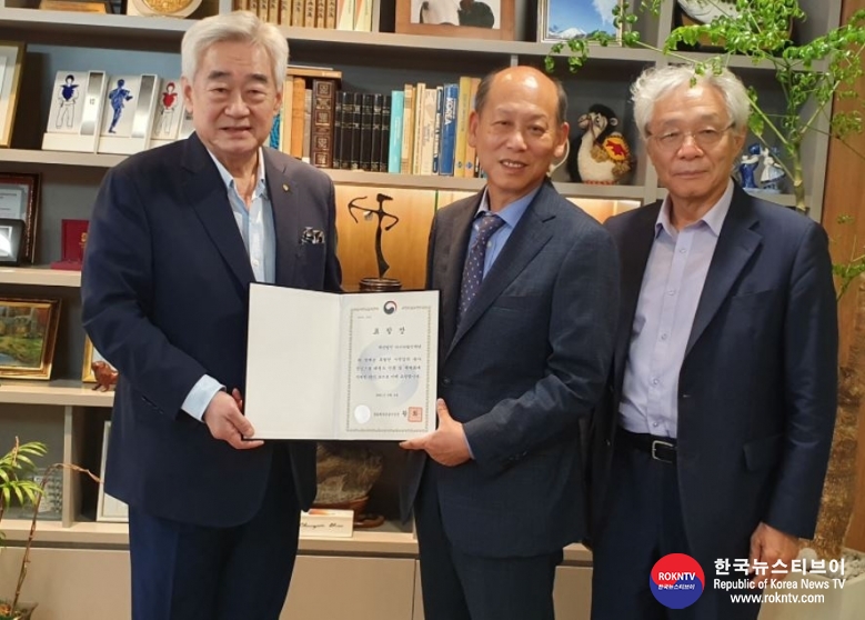 기사 2021.10.24.(일) 3-1 (사진) ADF Receives ‘Taekwondo Day’ Commendation from Minister of Culture, Sports and Tourism.JPG