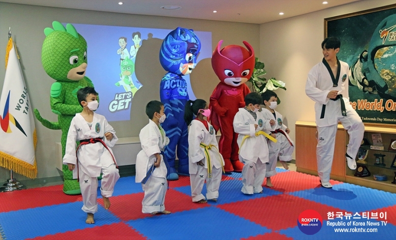 기사 2020.12.04.(금) 4-3 (사진) PJ_Masks&WT_Launching_event_with_Daehoon_Lee.jpg