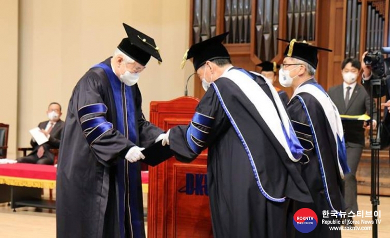 기사 2022.03.09.(수) 1-2 (사진) World Taekwondo President awarded honorary doctorate from Dankook University in Korea .jpg