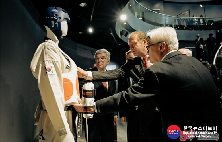 기사 2023.11.29.(수) 4-3 (사진 3) Taekwondo statue at Olympic Museum unveiled during special Ceremony .jpg