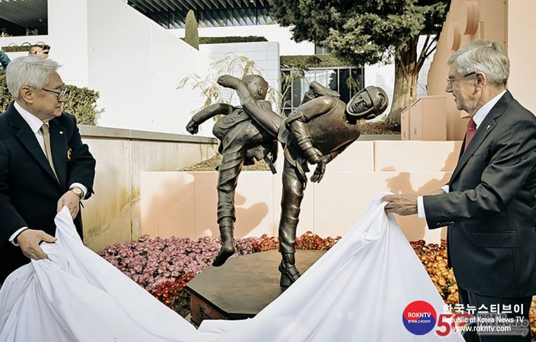 기사 2023.11.29.(수) 4-1 (사진 1) Taekwondo statue at Olympic Museum unveiled during special Ceremony .jpg