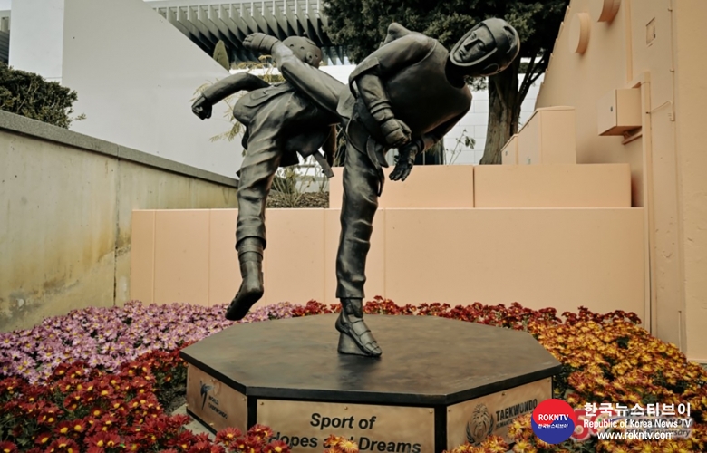 기사 2023.11.29.(수) 4-2 (사진 2) Taekwondo statue at Olympic Museum unveiled during special Ceremony .jpg